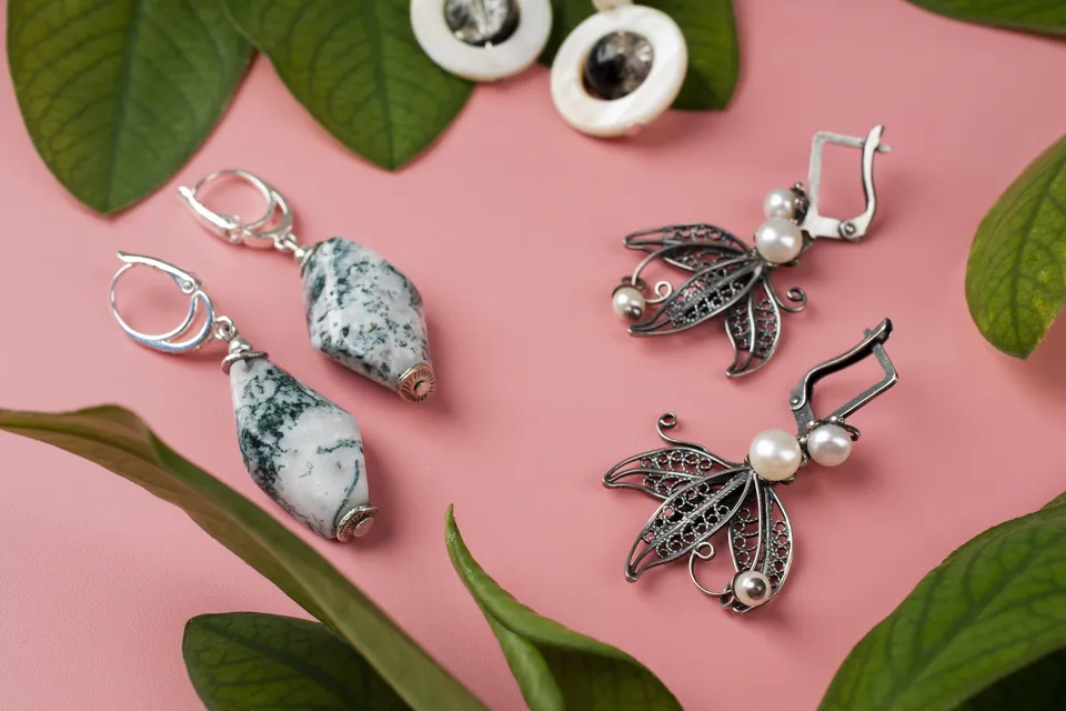 কানের দুল গুলি গোলাপী সবুজ গাছ লাগান